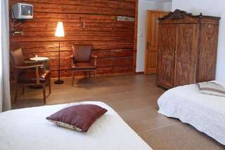 Загородные дома Guest House Laimes Ligzda Araiši Двухместный номер с 2 отдельными кроватями и общей ванной комнатой-1